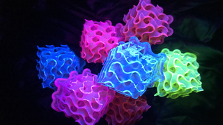 Científicos crean el material fluorescente más brillante conocido